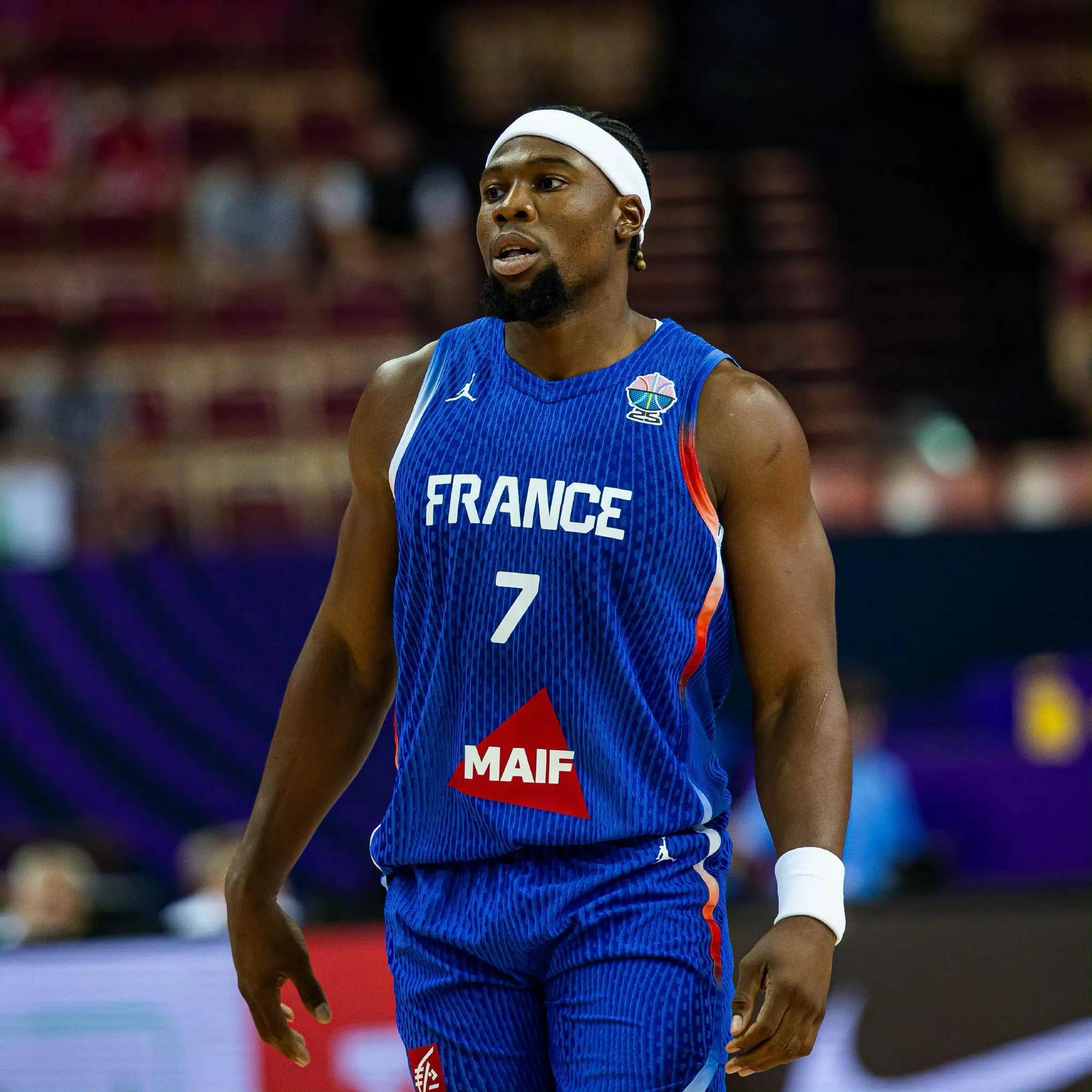  东契奇刷新里程碑，曼联首回合力克山东泰山，晋级概率达60％