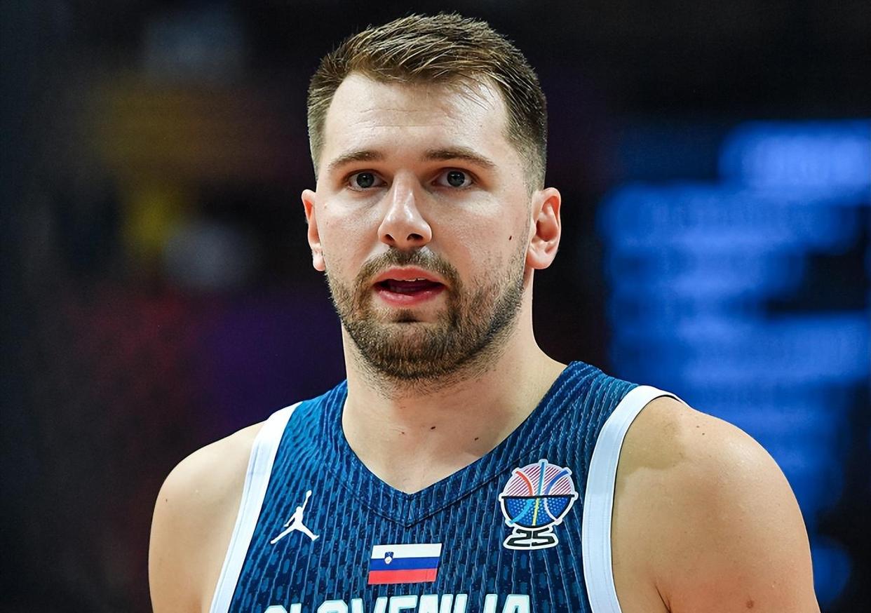  东契奇刷新里程碑，曼联首回合力克山东泰山，晋级概率达60％